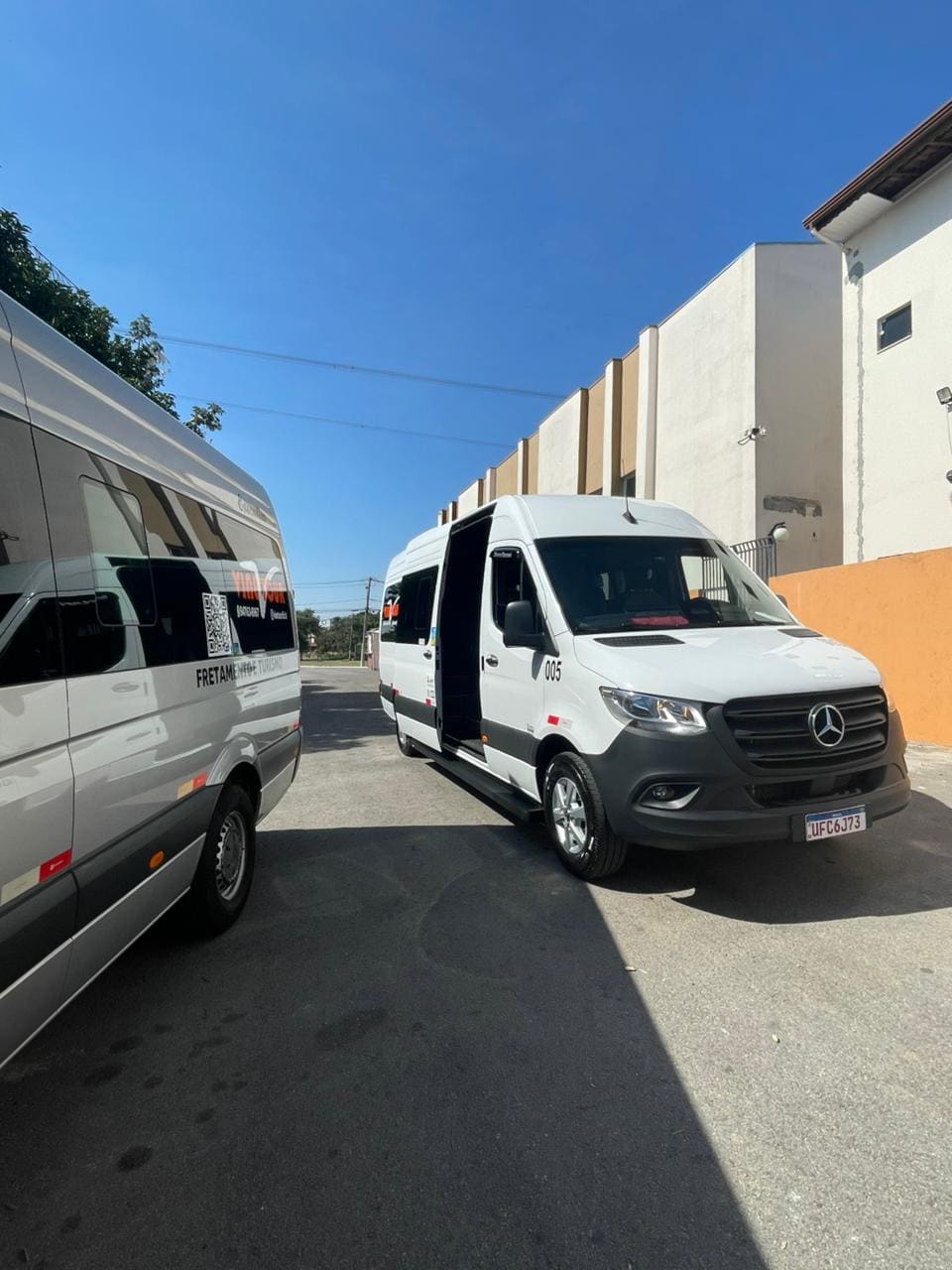Duas vans Sprinter da Vinetour em estacionamento externo